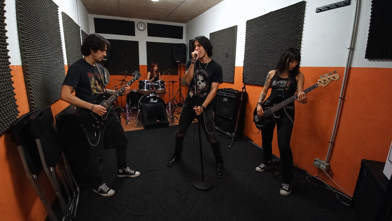 Banda ensayando en La Cápsula