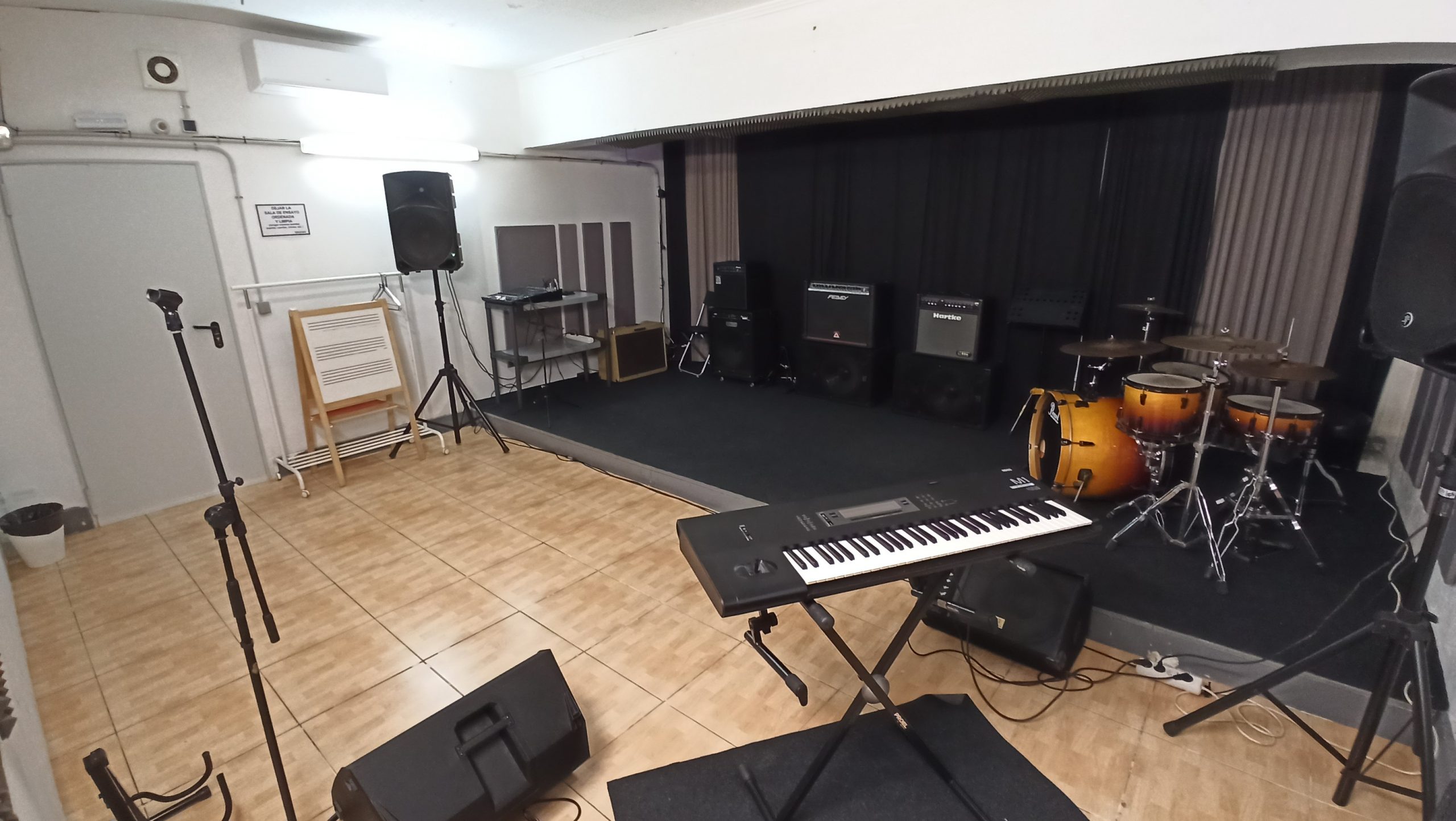 Sala de ensayo con backline