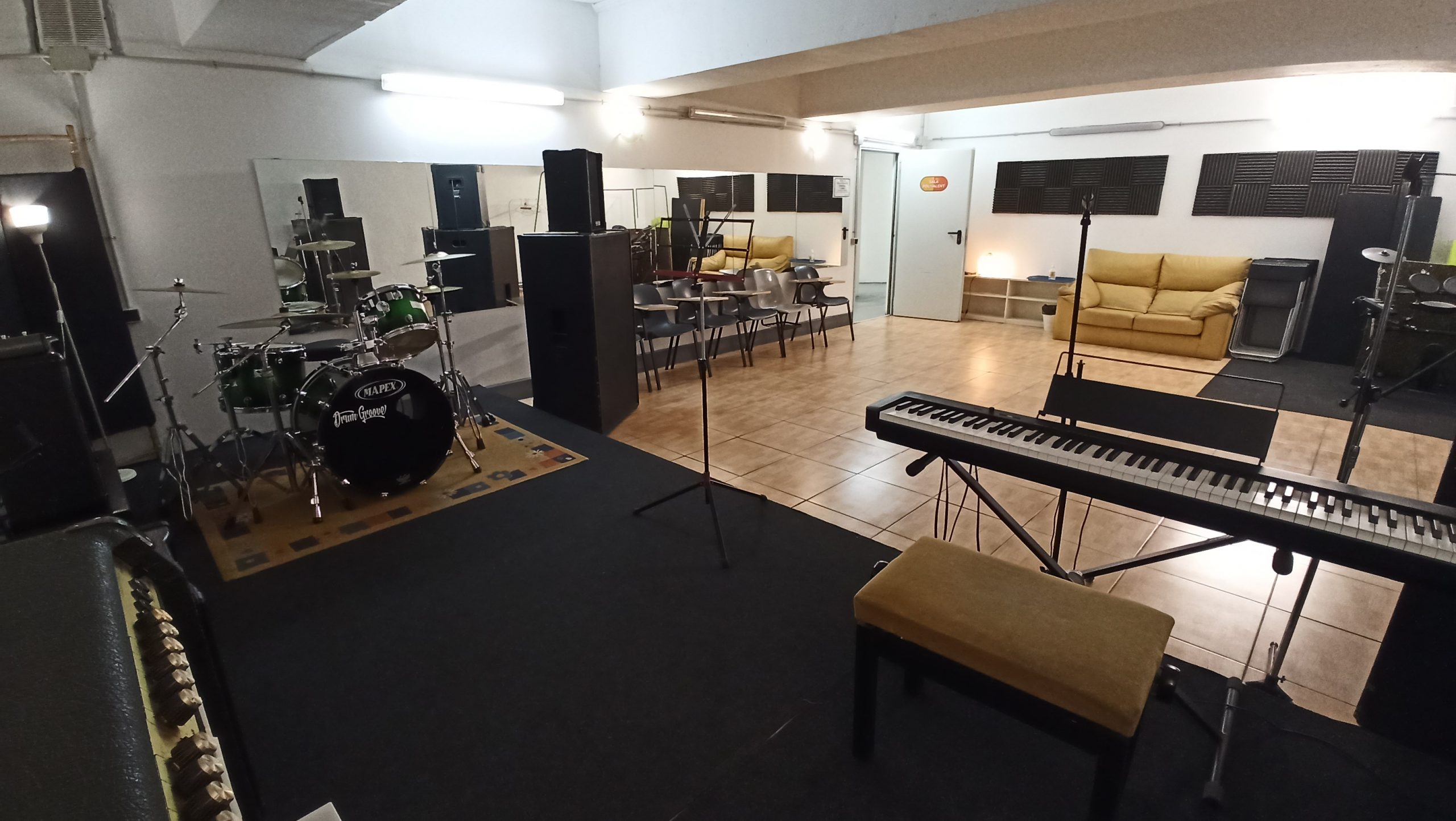 Sala de ensayo equipada en La Cápsula